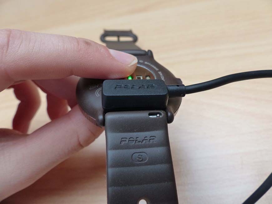 Man sieht die Polar Ignite 3 beim Laden.